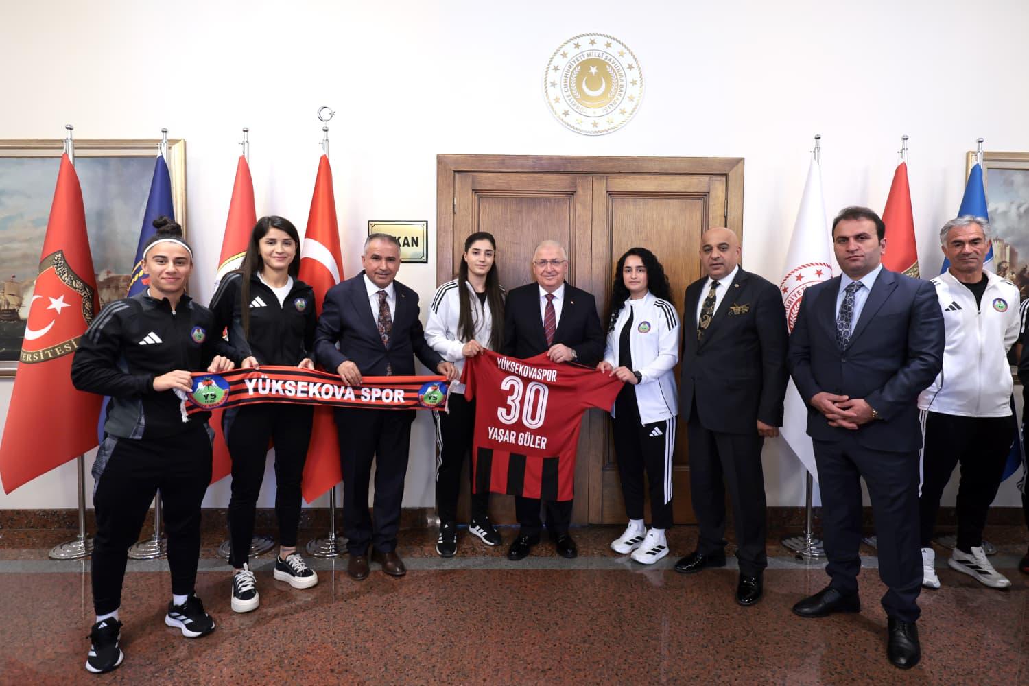 Milli Savunma Bakanı Yaşar Güler Yüksekova Spor Kadın Futbol Takımını Kabul Etti
