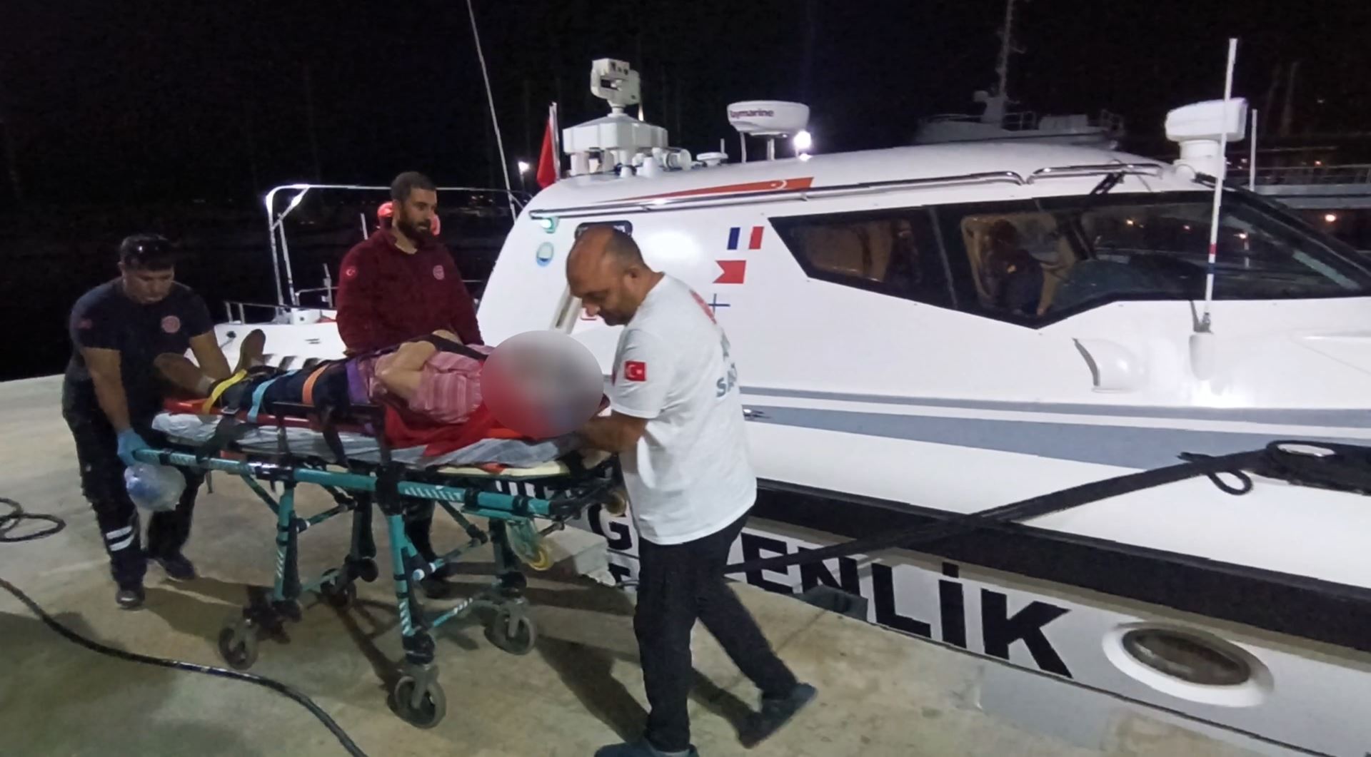 Kaş Açıklarında Rahatsızlanan Gemi Mürettebatına Sahil Güvenlikten Tahliye Operasyonu
