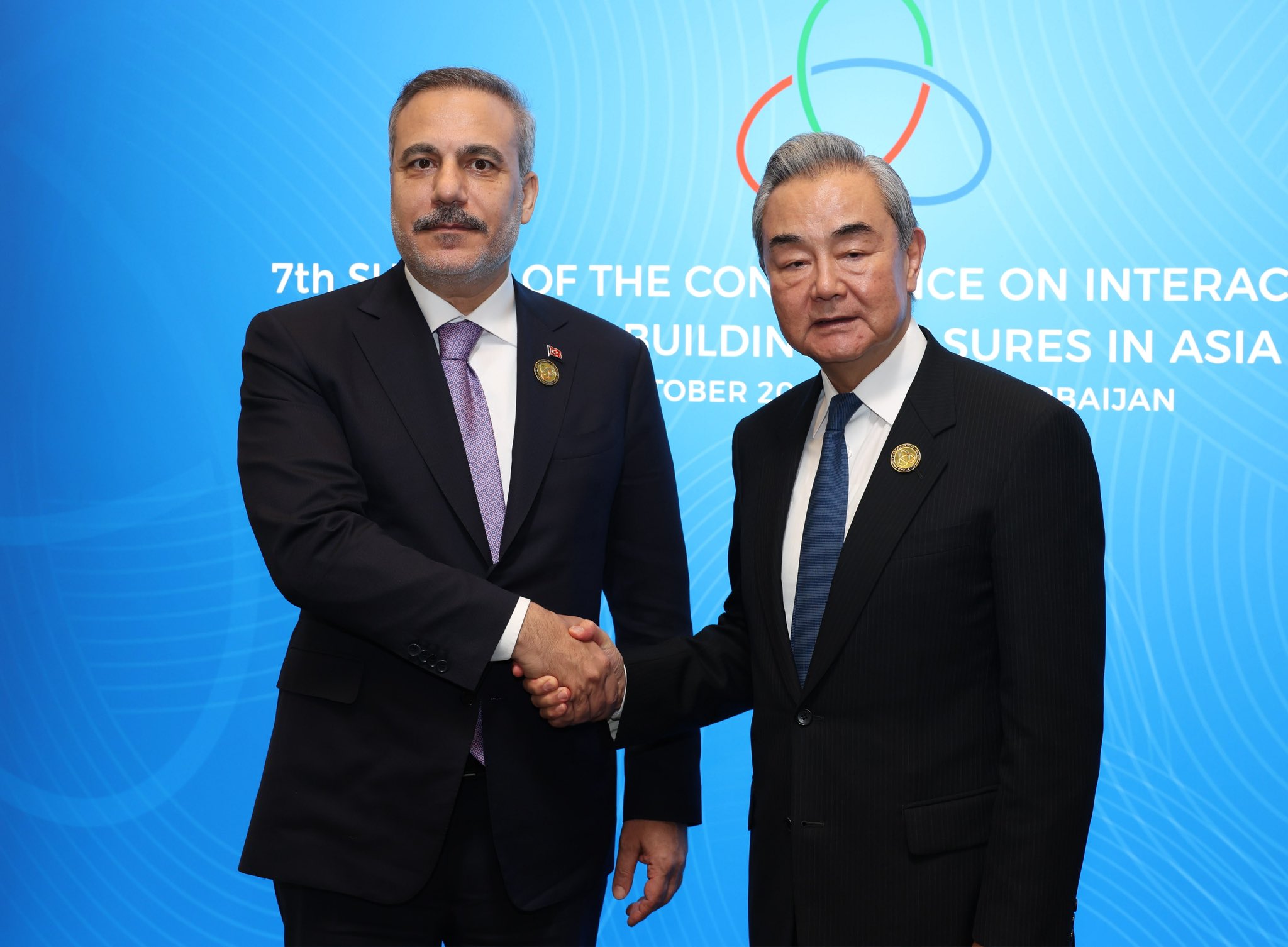 Bakan Fidan, Bakü’de Çinli Mevkidaşı Wang Yi İle Görüştü