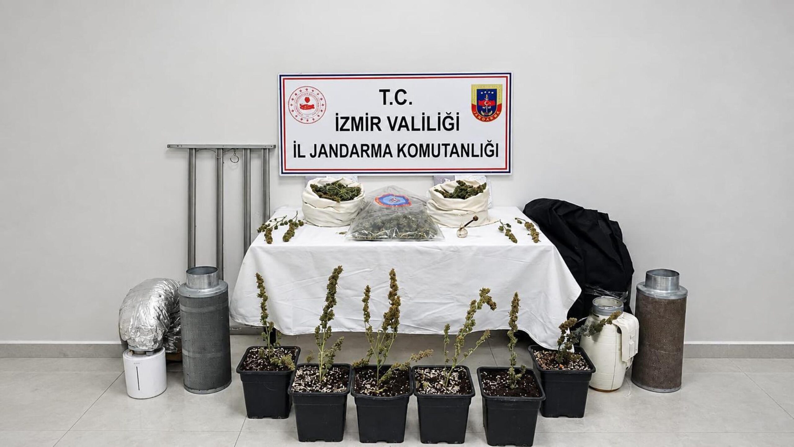 Karabağlar’da İklimlendirmeli Kenevir Operasyonu: 5 Kilo Skunk Ele Geçirildi