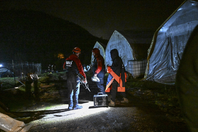 İstanbul’da Kuvvetli Sağanak Hayatı Felç Etti: Pendik’te Sele Kapılan 2 Kişi Aranıyor